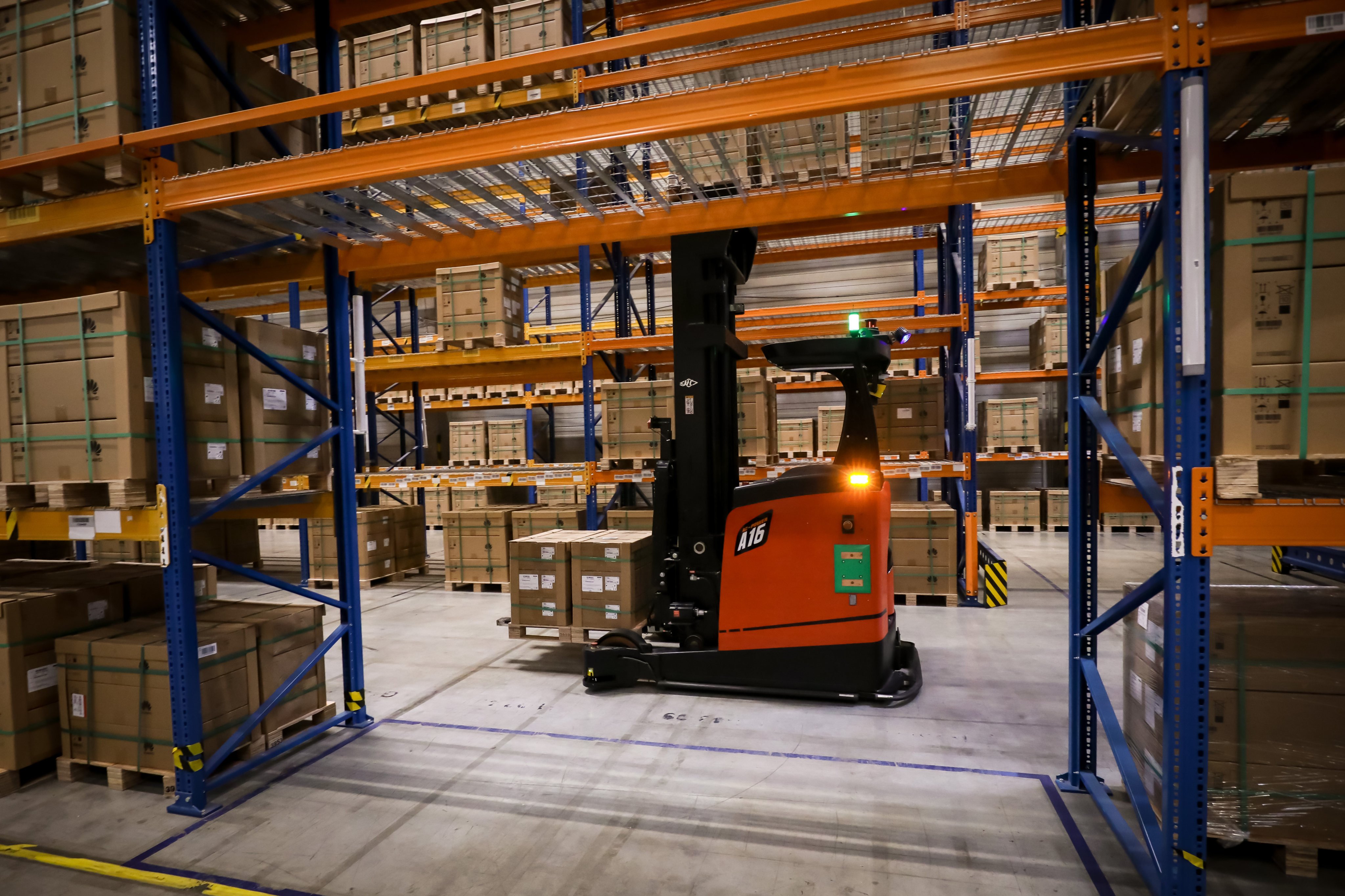 The use of automated guided vehicles – such as the pallet trucks and forklifts at Huawei Technologies’ European Supply Centres – can boost the competitiveness of businesses.