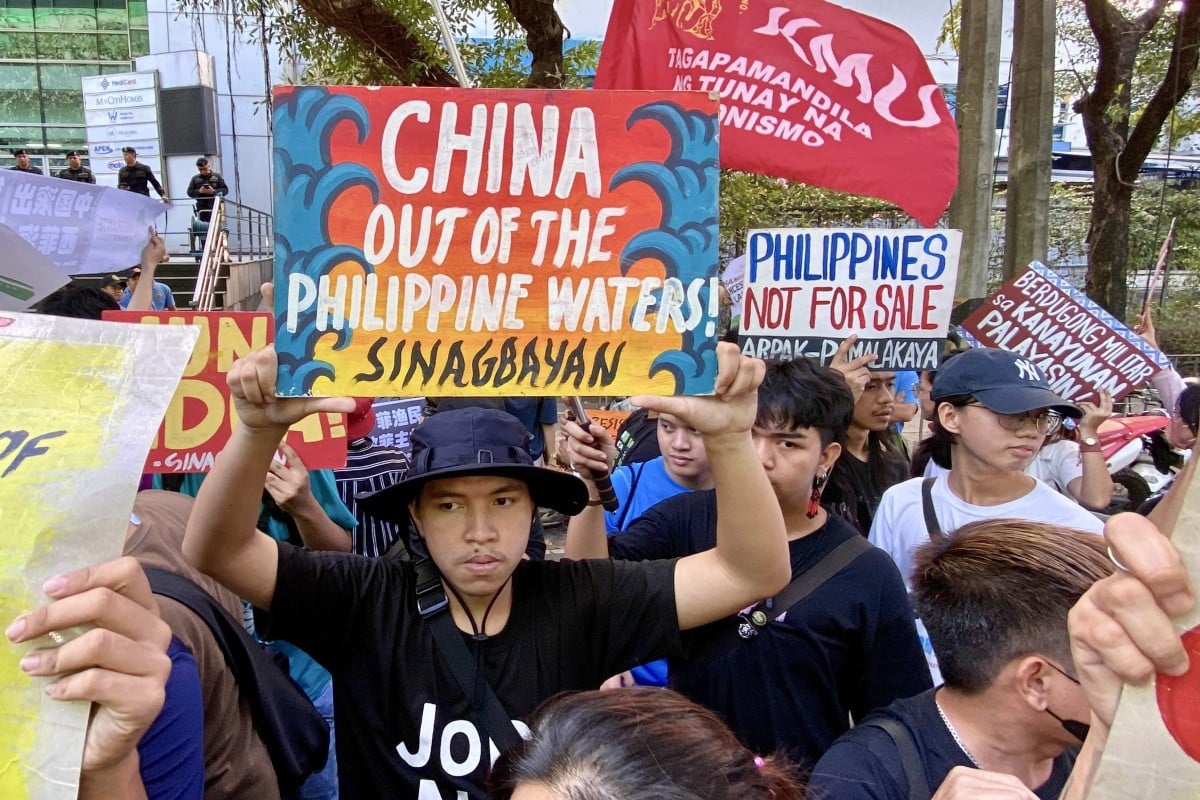Protesters rally outside the Chinese consular office in Manila to condemn China’s harassment of Filipino fishermen in the South China Sea. Photo: EPA-EFE