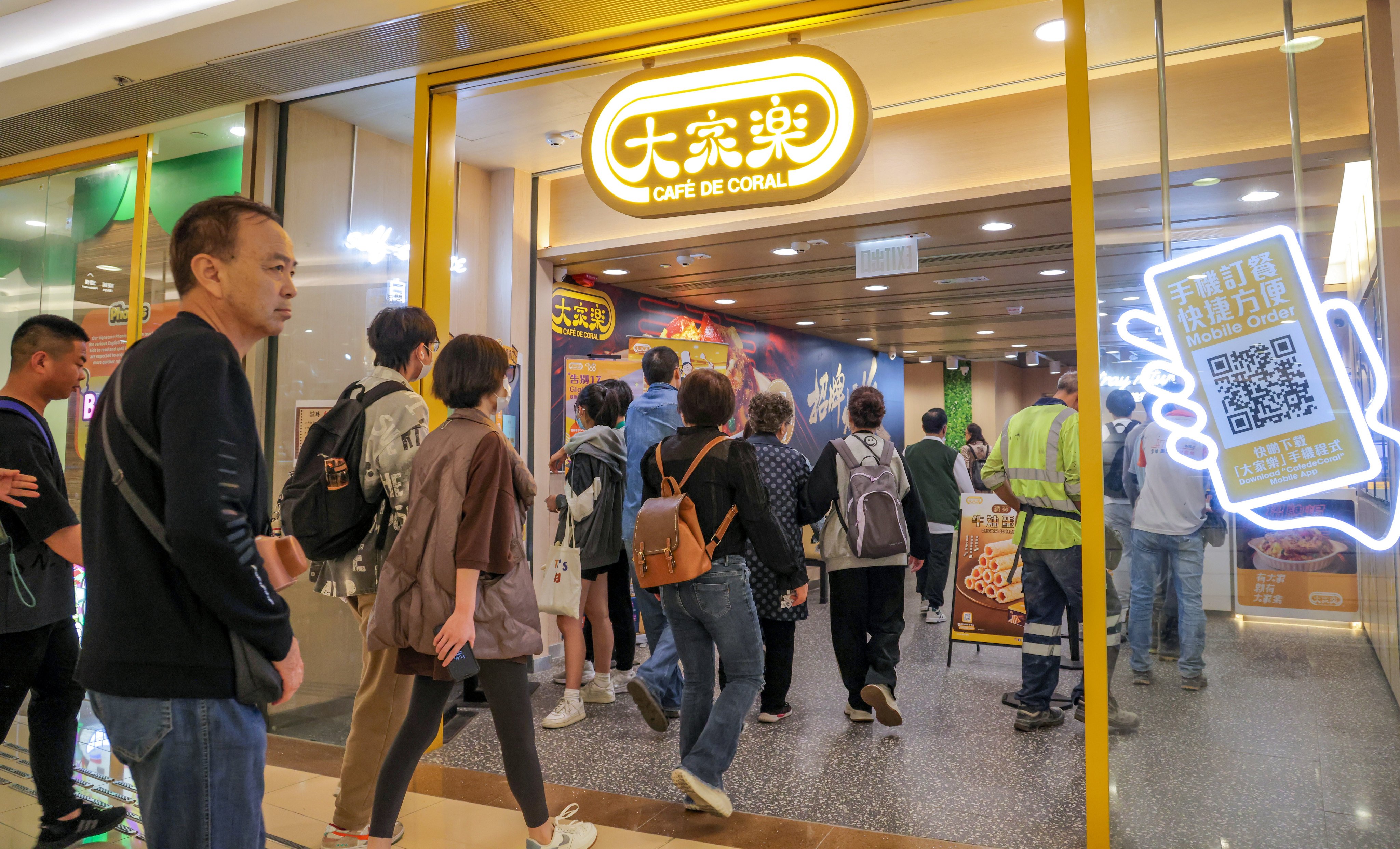 People visit Cafe de Coral in To Kwa Wan. The group’s incoming CEO says she aims to establish the chain as the “people’s canteen” for residents in the Greater Bay Area. Photo: Jelly Tse