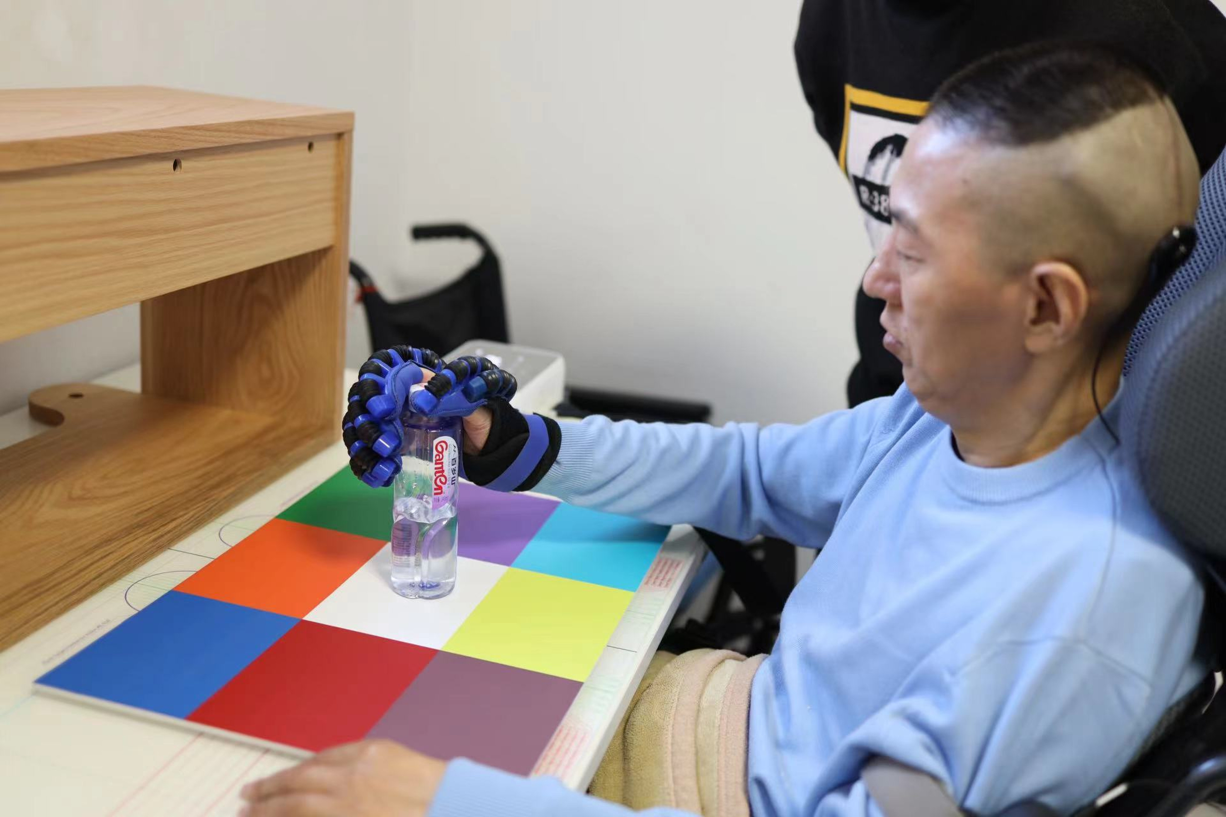 The first patient to receive the NEO brain-chip interface system is able to grasp objects with help from a prosthetic hand. Photo: Handout / Tsinghua University